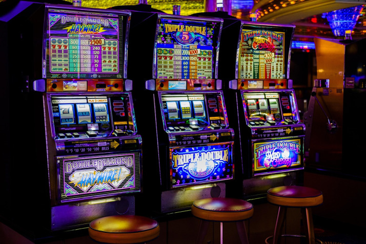 Thunderstruck II MicroGaming slot Norse thunder casino game room